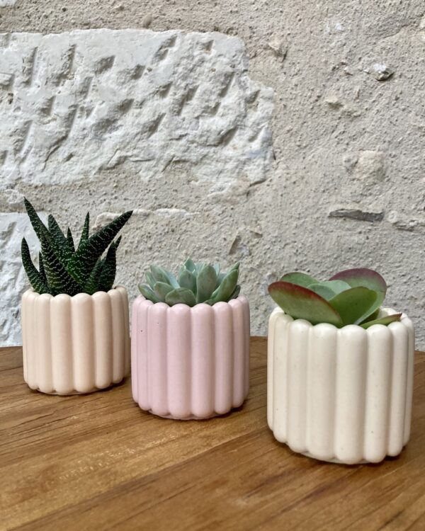 Cache pot beige en Jesmonite (matière naturelle) – Image 4